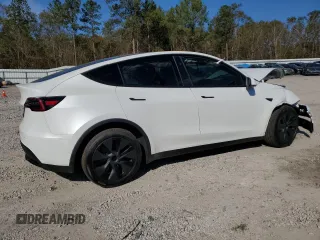 2025 Tesla Model Y Long Range with VIN 7SAYGDED3SA339079, listed as a Copart auction lot 82041424 with 1,793 mi miles and Salvage Title. Bid and sale history available at DreamBid. Image 3.
