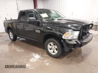 2018 Ram 1500 Express z VIN 1C6RR7FG6JS246610, wystawiony jako IAAI lot #41429810 z przebiegiem 107 212 mil mil oraz . Historia ofert i sprzedaży dostępna na DreamBid. Obrazek 1.