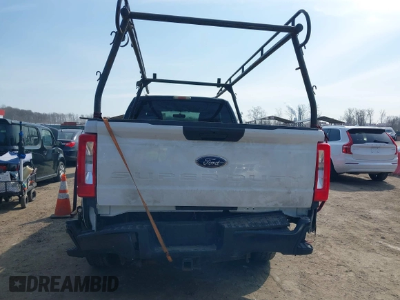 2011 Ford F-250 XL with VIN 1FT7X2B61BEA33568, listed as a IAAI auction lot 41692557 with 177,689 mi miles and . Bid and sale history available at DreamBid. Image 16.