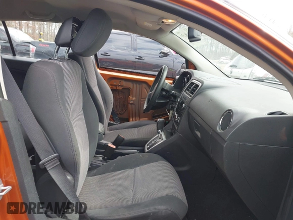 2011 Dodge Caliber Mainstreet z VIN 1B3CB3HA6BD262107, wystawiony jako IAAI lot #41663951 z przebiegiem 121 324 mil mil oraz . Historia ofert i sprzedaży dostępna na DreamBid. Obrazek 5.