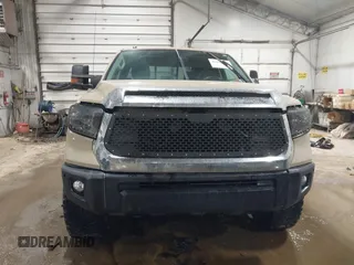 2017 Toyota Tundra SR z VIN 5TFUY5F19HX583033, wystawiony jako IAAI lot #41484920 z przebiegiem 112 206 mil mil oraz . Historia ofert i sprzedaży dostępna na DreamBid. Obrazek 12.