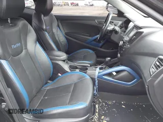 2013 Hyundai Veloster Turbo z VIN KMHTC6AE5DU151346, wystawiony jako IAAI lot #41177509 z przebiegiem 112 955 mil mil oraz . Historia ofert i sprzedaży dostępna na DreamBid. Obrazek 5.
