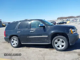 2008 Chevrolet Tahoe 1LT z VIN 1GNFK130X8J138051, wystawiony jako IAAI lot #41983344 z przebiegiem 235 811 mil mil oraz . Historia ofert i sprzedaży dostępna na DreamBid. Obrazek 14.