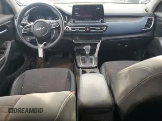 2022 Kia Seltos S z VIN KNDEUCAAXN7296906, wystawiony jako Copart lot #55474555 z przebiegiem 41 059 mil mil oraz Szkoda całkowita • Salvage title. Historia ofert i sprzedaży dostępna na DreamBid. Obrazek 8.