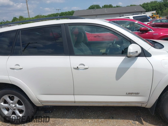 2011 Toyota RAV4 Limited z VIN 2T3DF4DV3BW126932, wystawiony jako IAAI lot #42422832 z przebiegiem 91 770 mil mil oraz . Historia ofert i sprzedaży dostępna na DreamBid. Obrazek 14.
