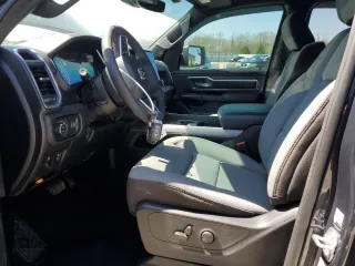 2025 Ram 1500 Big Horn z VIN 1C6SRFFP9SN628206, wystawiony jako Copart lot #52026705 z przebiegiem 4 311 mil mil oraz Szkoda całkowita • Salvage title. Historia ofert i sprzedaży dostępna na DreamBid. Obrazek 7.