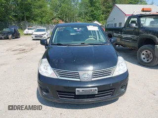 2008 Nissan Versa S z VIN 3N1BC13E08L354454, wystawiony jako IAAI lot #42441312 z przebiegiem 126 988 mil mil oraz . Historia ofert i sprzedaży dostępna na DreamBid. Obrazek 13.