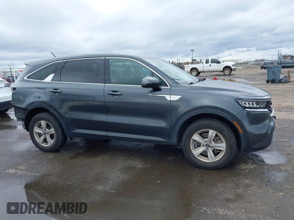 2021 Kia Sorento LX z VIN 5XYRGDLC7MG043279, wystawiony jako IAAI lot #41814356 z przebiegiem 97 094 mil mil oraz . Historia ofert i sprzedaży dostępna na DreamBid. Obrazek 13.