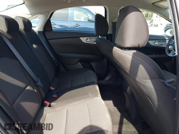 2024 Kia Forte LXS z VIN 3KPF24AD5RE759745, wystawiony jako IAAI lot #42101425 z przebiegiem 13 165 mil mil oraz . Historia ofert i sprzedaży dostępna na DreamBid. Obrazek 8.