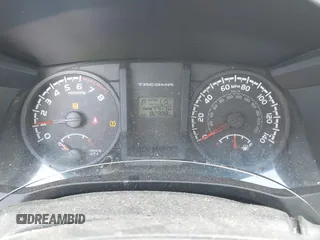 2017 Toyota Tacoma SR5 z VIN 3TMCZ5ANXHM109312, wystawiony jako IAAI lot #42126294 z przebiegiem 82 988 mil mil oraz . Historia ofert i sprzedaży dostępna na DreamBid. Obrazek 7.