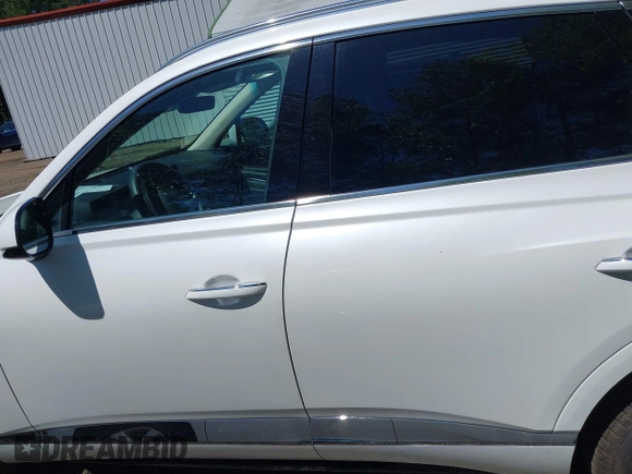 2025 Genesis GV80 Standard with VIN KMUHFESB4SU248645, listed as a IAAI auction lot 42201397 with 10,938 mi miles and . Bid and sale history available at DreamBid. Image 14.