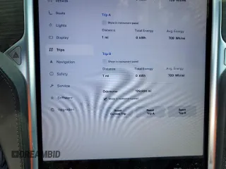 2016 Tesla Model X 70D z VIN 5YJXCAE29GF001522, wystawiony jako Copart lot #56571115 z przebiegiem 129 924 mil mil oraz Szkody całkowita. Historia ofert i sprzedaży dostępna na DreamBid. Obrazek 9.