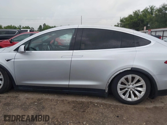 2017 Tesla Model X 90D z VIN 5YJXCDE23HF067843, wystawiony jako IAAI lot #42347649 z przebiegiem Nie podano mil oraz . Historia ofert i sprzedaży dostępna na DreamBid. Obrazek 13.