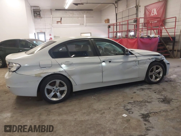 2015 BMW 3 Series 328i xDrive z VIN WBA3B5C57FF960592, wystawiony jako IAAI lot #41625697 z przebiegiem 128 301 mil mil oraz . Historia ofert i sprzedaży dostępna na DreamBid. Obrazek 13.
