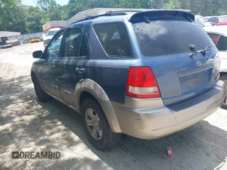 2003 Kia Sorento LX z VIN KNDJD733935098251, wystawiony jako IAAI lot #42318182 z przebiegiem 147 078 mil mil oraz . Historia ofert i sprzedaży dostępna na DreamBid. Obrazek 3.