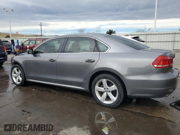 2013 Volkswagen Passat SE z VIN 1VWBH7A38DC021974, wystawiony jako Copart lot #50365355 z przebiegiem 127 888 mil mil oraz Szkoda całkowita • Salvage title. Historia ofert i sprzedaży dostępna na DreamBid. Obrazek 2.