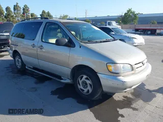 2000 Toyota Sienna LE with VIN 4T3ZF13C9YU189305, listed as a IAAI auction lot 42201168 with 218,254 mi miles. Bid and sale history available at carsss.com. Image 1.