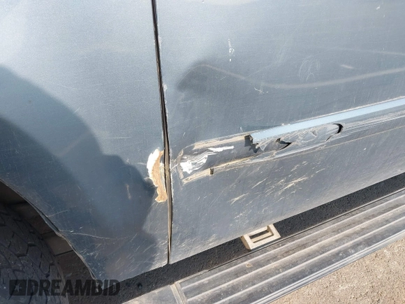 2008 Chevrolet Suburban LTZ z VIN 3GNFK16338G159718, wystawiony jako IAAI lot #42570638 z przebiegiem 219 213 mil mil oraz . Historia ofert i sprzedaży dostępna na DreamBid. Obrazek 6.