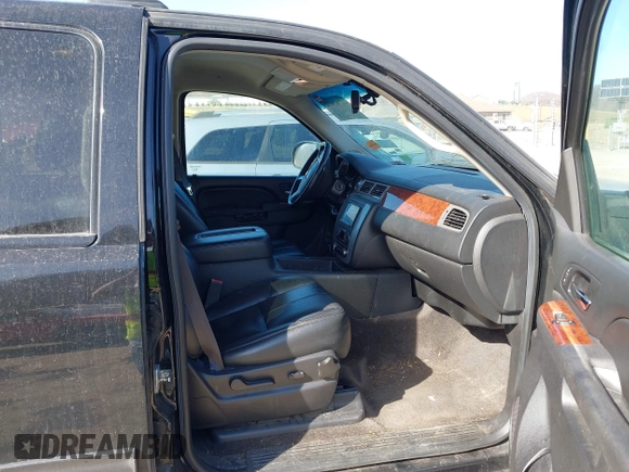 2014 GMC Yukon XL SLT with VIN 1GKS2KE79ER238831, listed as a IAAI auction lot 41767472 with 284,596 mi miles. Bid and sale history available at carsss.com. Image 5.