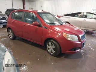 2009 Chevrolet Aveo 1LT z VIN KL1TD66E39B369418, wystawiony jako IAAI lot #41352337 z przebiegiem 126 820 mil mil oraz . Historia ofert i sprzedaży dostępna na DreamBid. Obrazek 1.