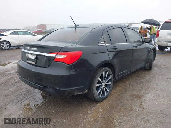 2013 Chrysler 200 Touring z VIN 1C3CCBBBXDN727304, wystawiony jako IAAI lot #41406790 z przebiegiem 165 894 mil mil oraz . Historia ofert i sprzedaży dostępna na DreamBid. Obrazek 4.
