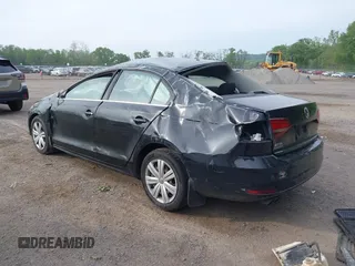 2017 Volkswagen Jetta S z VIN 3VW2B7AJ6HM345400, wystawiony jako IAAI lot #42297120 z przebiegiem 158 923 mil mil oraz . Historia ofert i sprzedaży dostępna na DreamBid. Obrazek 3.