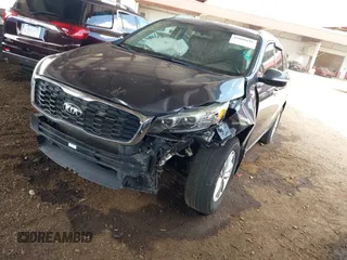 2019 Kia Sorento LX z VIN 5XYPGDA32KG439966, wystawiony jako IAAI lot #42046846 z przebiegiem 101 592 mil mil oraz . Historia ofert i sprzedaży dostępna na DreamBid. Obrazek 2.