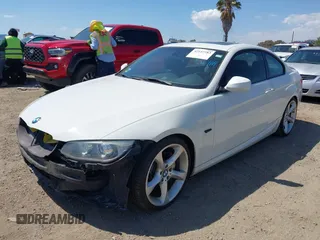 2012 BMW 3 Series 335i z VIN WBAKG7C50CE802783, wystawiony jako IAAI lot #42147783 z przebiegiem 76 083 mil mil oraz . Historia ofert i sprzedaży dostępna na DreamBid. Obrazek 2.