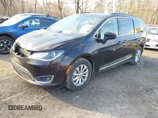 2017 Chrysler Pacifica Touring L z VIN 2C4RC1BG0HR526659, wystawiony jako IAAI lot #41752301 z przebiegiem 181 433 mil mil oraz . Historia ofert i sprzedaży dostępna na DreamBid. Obrazek 2.