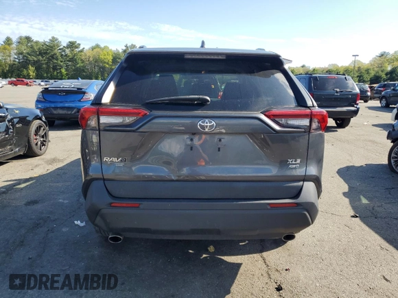 2020 Toyota RAV4 XLE z VIN 2T3P1RFV7LC097508, wystawiony jako Copart lot #56214145 z przebiegiem 90 074 mil mil oraz Szkoda całkowita • Salvage title. Historia ofert i sprzedaży dostępna na DreamBid. Obrazek 6.