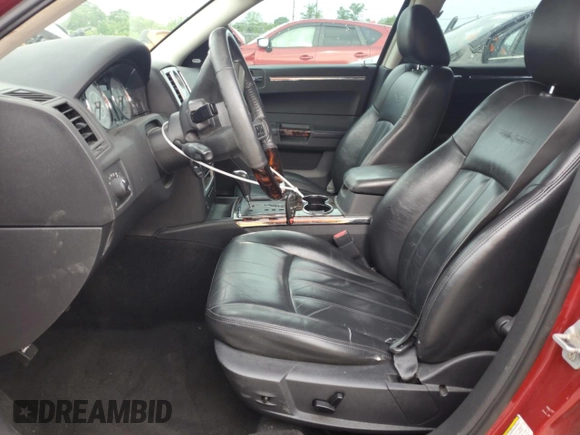 2008 Chrysler 300 C Hemi z VIN 2C3KA63H98H140585, wystawiony jako Copart lot #56714545 z przebiegiem 106 550 mil mil oraz Nie do naprawy • Non repairable. Historia ofert i sprzedaży dostępna na DreamBid. Obrazek 7.