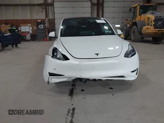 2020 Tesla Model Y Long Range z VIN 5YJYGDEE5LF041935, wystawiony jako IAAI lot #42369750 z przebiegiem 79 540 mil mil oraz . Historia ofert i sprzedaży dostępna na DreamBid. Obrazek 20.