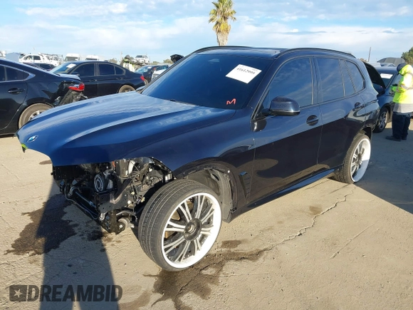 2024 BMW X5 xDrive40i z VIN 5UX23EU07R9V23529, wystawiony jako IAAI lot #41612999 z przebiegiem 18 886 mil mil oraz . Historia ofert i sprzedaży dostępna na DreamBid. Obrazek 2.