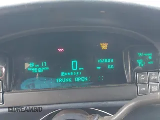 1998 Cadillac DeVille z VIN 1G6KD54Y9WU742735, wystawiony jako IAAI lot #41966100 z przebiegiem 182 803 mil mil oraz . Historia ofert i sprzedaży dostępna na DreamBid. Obrazek 7.