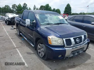 2007 Nissan Titan SE z VIN 1N6BA07B77N214250, wystawiony jako IAAI lot #42514141 z przebiegiem 184 576 mil mil oraz . Historia ofert i sprzedaży dostępna na DreamBid. Obrazek 1.