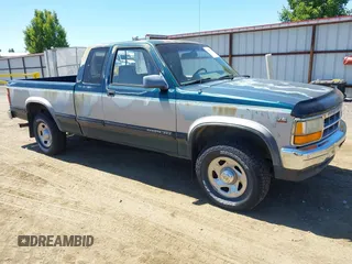1995 Dodge Dakota z VIN 1B7GG23X5SS156637, wystawiony jako IAAI lot #42385520 z przebiegiem 125 337 mil mil oraz . Historia ofert i sprzedaży dostępna na DreamBid. Obrazek 1.
