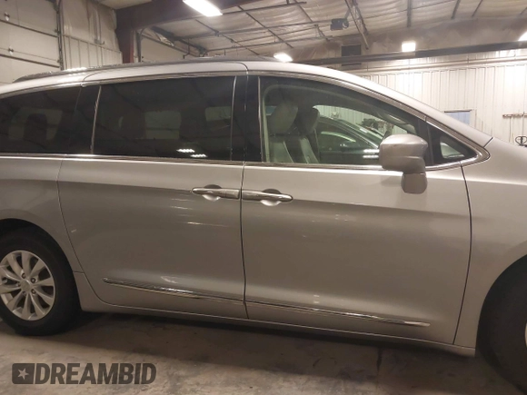 2018 Chrysler Pacifica Touring L with VIN 2C4RC1BG3JR330401, listed as a IAAI auction lot 41250303 with 86,975 mi miles and . Bid and sale history available at DreamBid. Image 14.