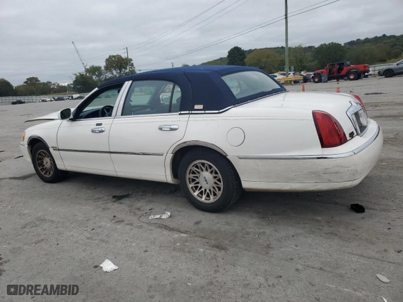 1999 Lincoln Town Car Signature with VIN 1LNHM82W3XY672309, listed as a Copart auction lot 72016204 with 31,578 mi miles and Salvage Title. Bid and sale history available at carsss.com. Image 2.