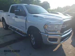 2024 Ram 2500 Big Horn z VIN 3C6UR5DLXRG338711, wystawiony jako IAAI lot #42451396 z przebiegiem 29 979 mil mil oraz . Historia ofert i sprzedaży dostępna na DreamBid. Obrazek 1.