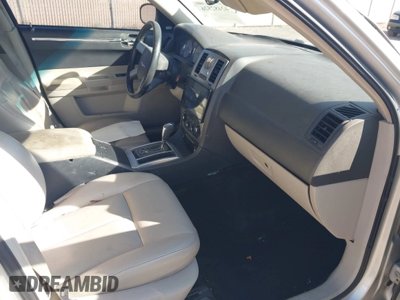 2005 Chrysler 300 z VIN 2C3AK53G25H653389, wystawiony jako IAAI lot #42482526 z przebiegiem 314 939 mil mil oraz . Historia ofert i sprzedaży dostępna na DreamBid. Obrazek 5.