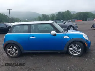2011 MINI Hardtop S with VIN WMWSV3C52BTY13289, listed as a IAAI auction lot 42648086 with Not provided miles and . Bid and sale history available at DreamBid. Image 13.