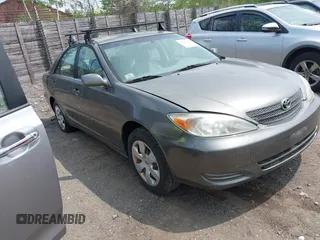 2002 Toyota Camry LE z VIN JTDBE32KX20070778, wystawiony jako IAAI lot #42389584 z przebiegiem 278 070 mil mil oraz . Historia ofert i sprzedaży dostępna na DreamBid. Obrazek 1.