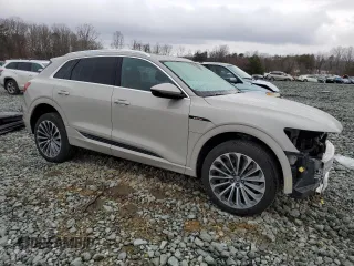 2019 Audi e-tron Prestige z VIN WA1VAAGE6KB021737, wystawiony jako Copart lot #44444585 z przebiegiem 37 227 mil mil oraz Szkody całkowita. Historia ofert i sprzedaży dostępna na DreamBid. Obrazek 4.