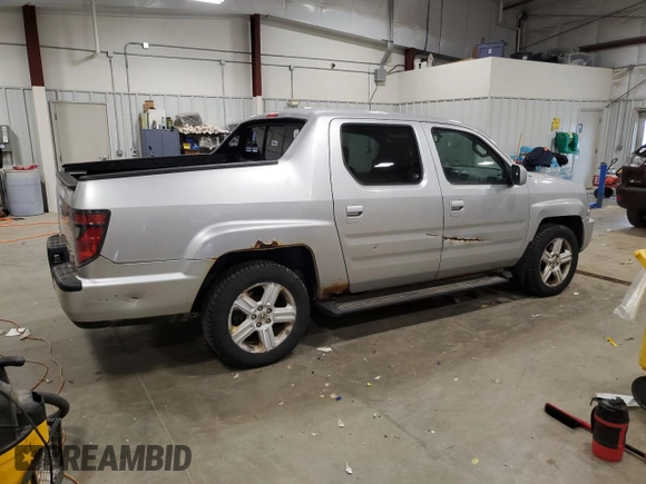 2013 Honda Ridgeline RTL z VIN 5FPYK1F54DB013144, wystawiony jako Copart lot #51323175 z przebiegiem 240 093 mil mil oraz Czysty tytuł • Clean title. Historia ofert i sprzedaży dostępna na DreamBid. Obrazek 3.