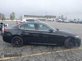 2019 Alfa Romeo Giulia z VIN ZARFAMAN5K7621548, wystawiony jako IAAI lot #41744662 z przebiegiem 63 759 mil mil oraz . Historia ofert i sprzedaży dostępna na DreamBid. Obrazek 13.