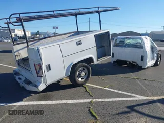 1999 Chevrolet Silverado 2500 z VIN 1GBGC24U2XE246595, wystawiony jako IAAI lot #41865596 z przebiegiem Nie podano mil oraz . Historia ofert i sprzedaży dostępna na DreamBid. Obrazek 4.