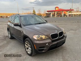 2013 BMW X5 xDrive35i z VIN 5UXZV4C53D0B01483, wystawiony jako Copart lot #56257665 z przebiegiem 222 460 mil mil oraz Tytuł czysty. Historia ofert i sprzedaży dostępna na DreamBid. Obrazek 1.