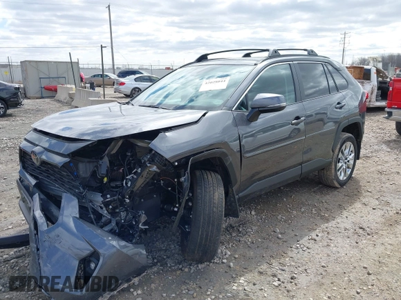 2025 Toyota RAV4 XLE Premium z VIN 2T3A1RFV2SC494497, wystawiony jako IAAI lot #42028044 z przebiegiem 7 773 mil mil oraz . Historia ofert i sprzedaży dostępna na DreamBid. Obrazek 2.