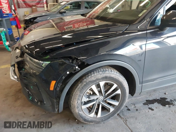 2023 Volkswagen Tiguan S z VIN 3VVRB7AX6PM069001, wystawiony jako IAAI lot #41193316 z przebiegiem 21 586 mil mil oraz . Historia ofert i sprzedaży dostępna na DreamBid. Obrazek 17.