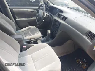 2001 Toyota Camry CE z VIN 4T1BG22K51U032141, wystawiony jako IAAI lot #42332835 z przebiegiem 143 313 mil mil oraz . Historia ofert i sprzedaży dostępna na DreamBid. Obrazek 5.